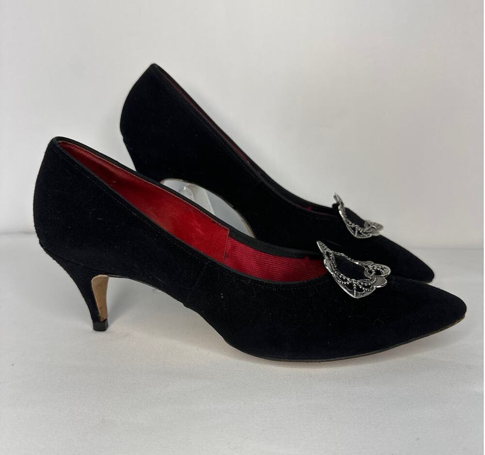 Vintage Black velvet red lining heels with floral wreath metal accent size 7,5